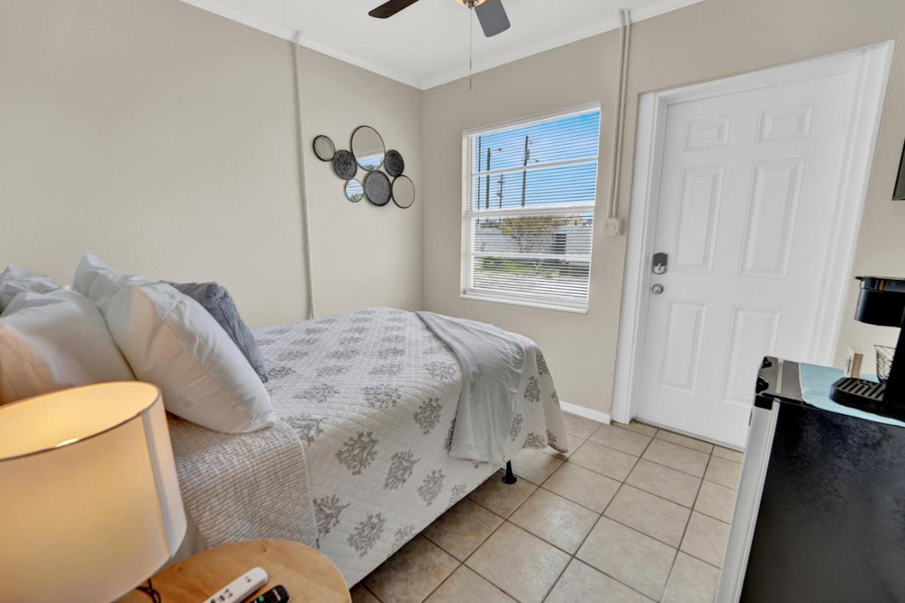 Sea Foam Suites Lower Grand Lagoon Екстериор снимка